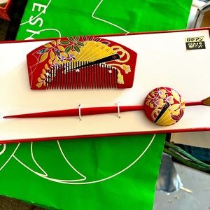 Lovely hand painted Japanese comb/hair pick set. Wood, original box.
